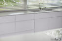 Küchenplanung in einer Villa in Winterhude mit Ceaserstone Platte und Vola Armaturen