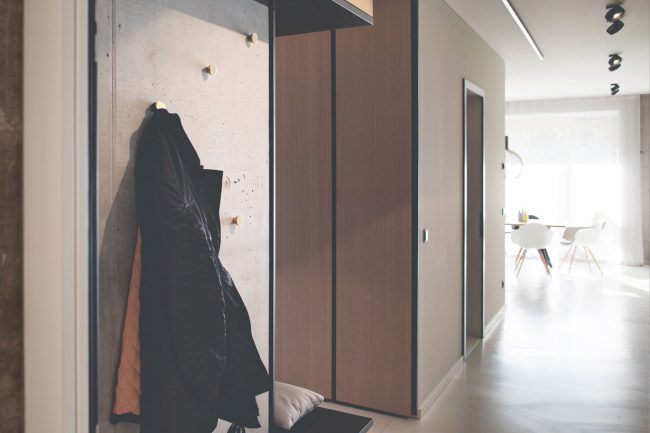 Sitznische und Einbauschränke in einem Eingangsbereich des Bunkers Frieda in Hamburg