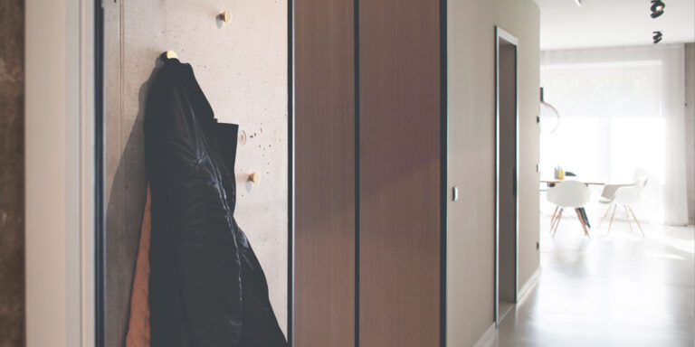 Sitznische und Einbauschränke in einem Eingangsbereich des Bunkers Frieda in Hamburg