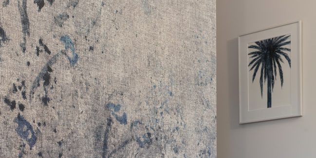 Wandgestaltung mit Londoart Tapete eines Flures in einer Hamburger Villa