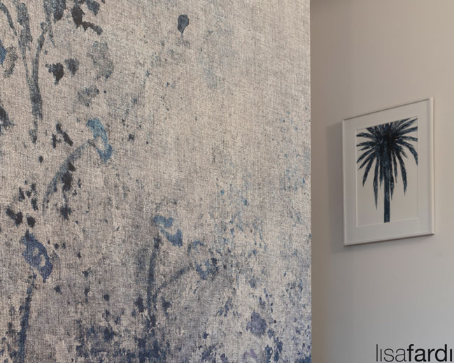 Wandgestaltung mit Londoart Tapete eines Flures in einer Hamburger Villa