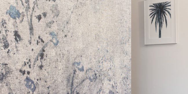 Wandgestaltung mit Londoart Tapete eines Flures in einer Hamburger Villa