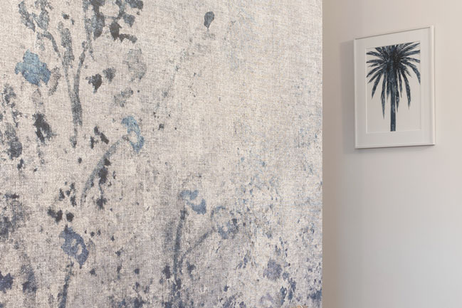 Wandgestaltung mit Londoart Tapete eines Flures in einer Hamburger Villa