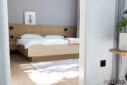 Das Bett wurde aus Eiche massiv als Tischleranfertigung von Lisa Fardi Architektin entworfen